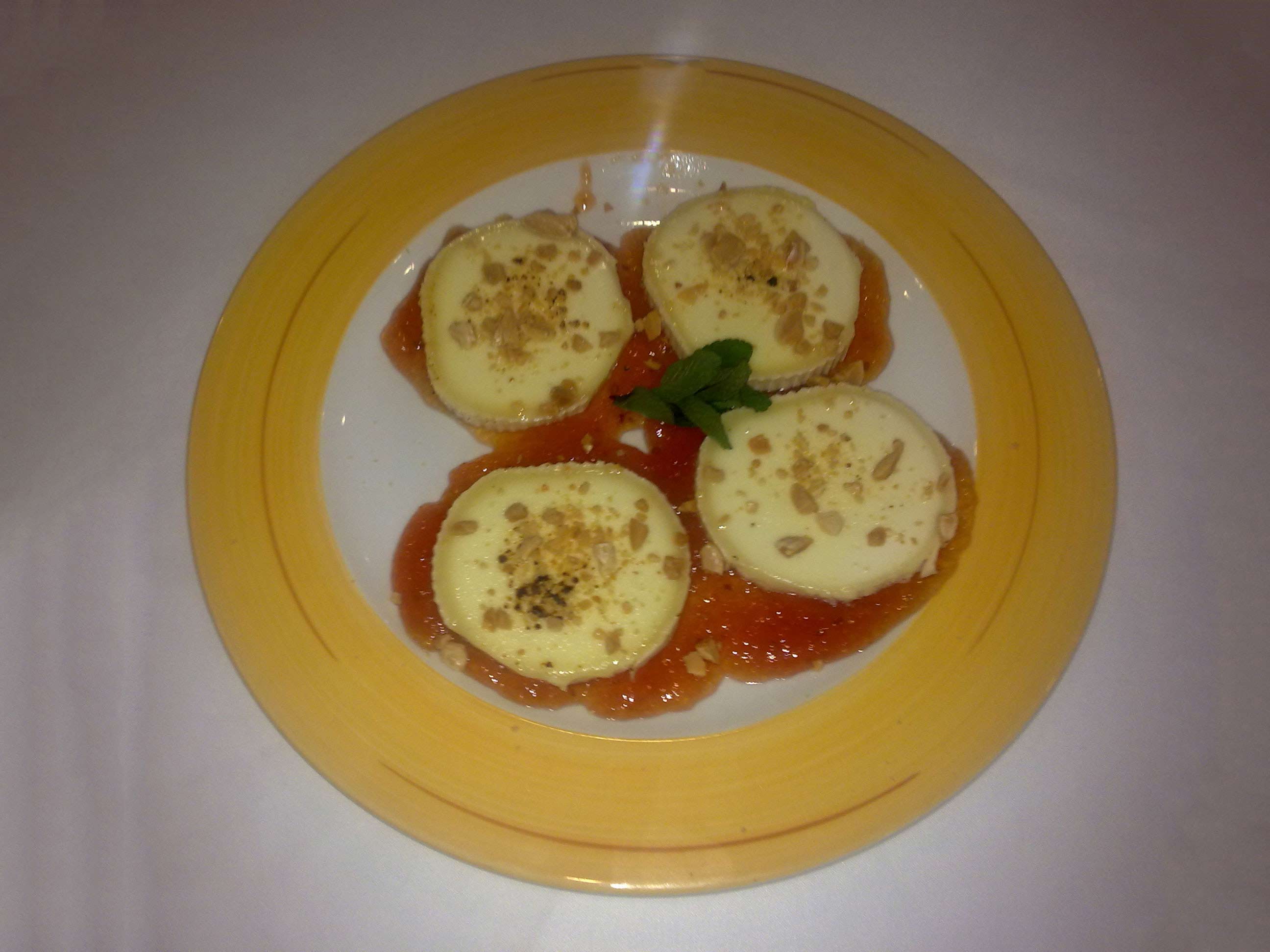 Plato de queso rulo con confitura de tomate